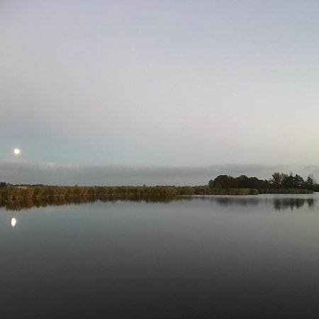 Over Lake Monnickendam Buitenkant foto