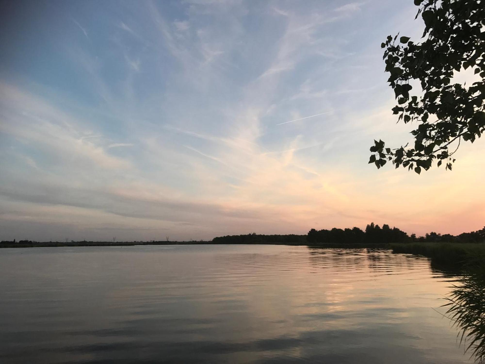 Over Lake Monnickendam Buitenkant foto