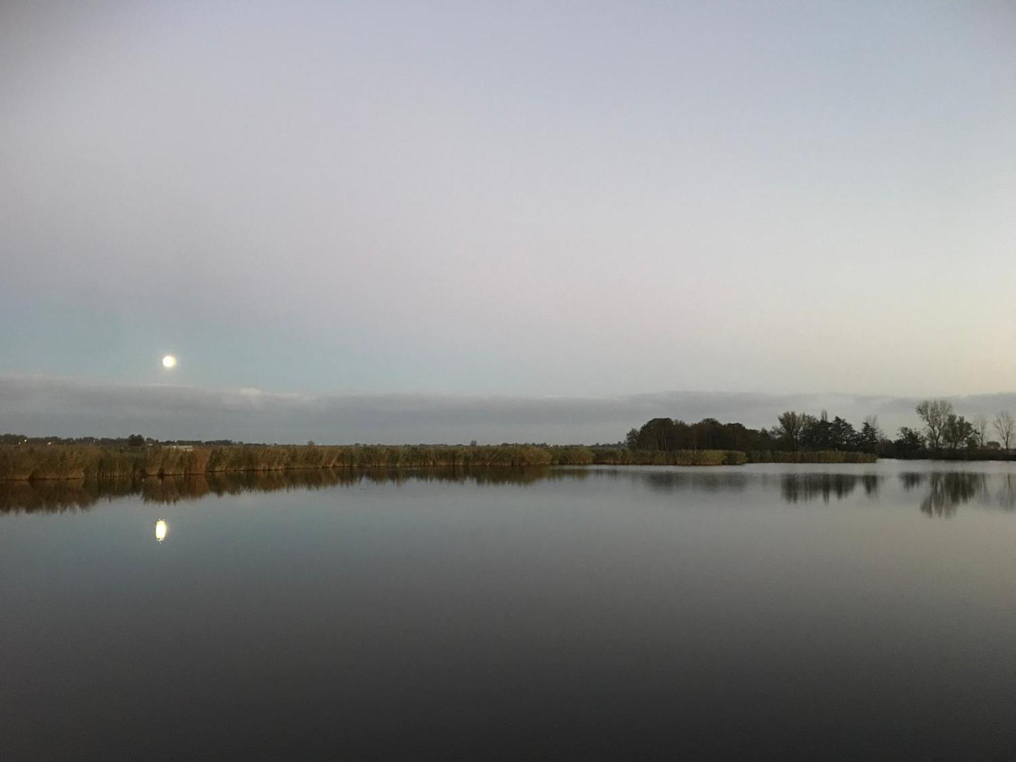 Over Lake Monnickendam Buitenkant foto